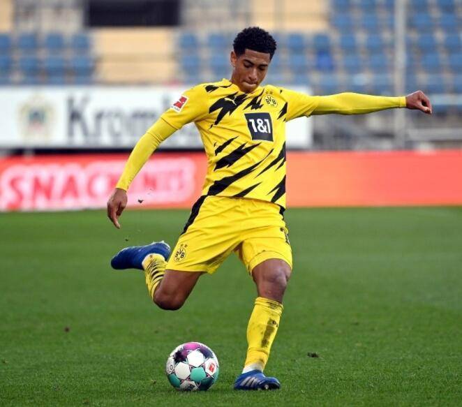 曼联客场险胜切尔西红魔重回榜首（曼联客场险胜切尔西，红魔重登积分榜首）