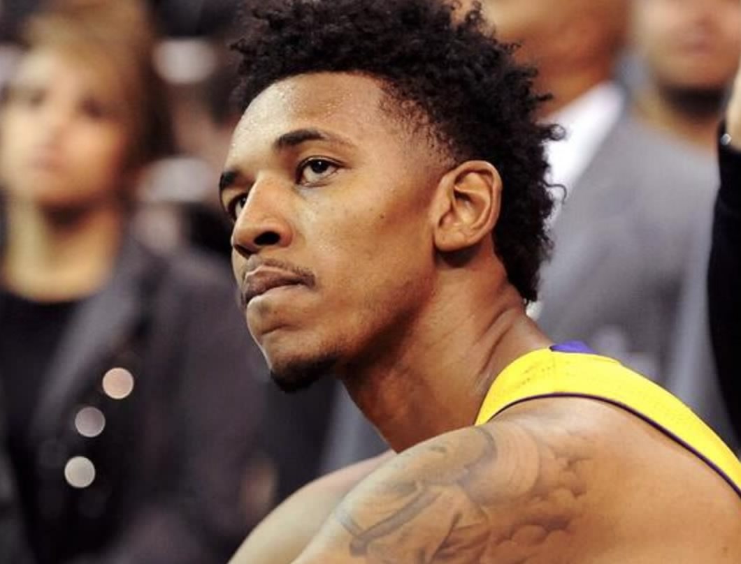 全队站位越踢越有感觉（越踢越默契，全队站位愈加到位）