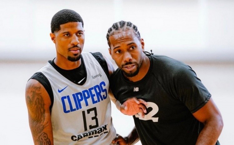 足球国足门将扑出关键点球，助球队惊险取胜（国足门将神扑关键点球，助球队险胜告捷）