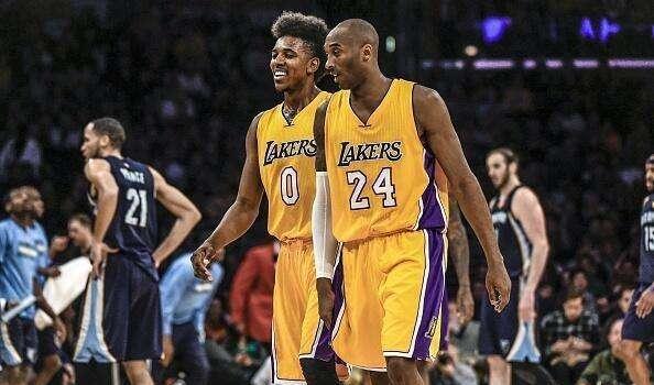 又伤了！巴萨官方：奥尔莫左肩脱臼，预计伤缺一个月（巴萨官宣奥尔莫左肩脱臼，预计缺阵一个月）