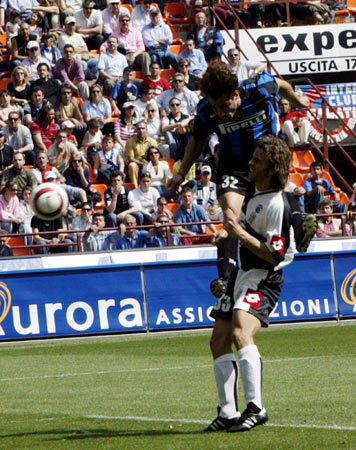 足球曝英超豪门盯上天才中卫，报价或破纪录（曝英超豪门锁定天才中卫，报价或刷新转会纪录）