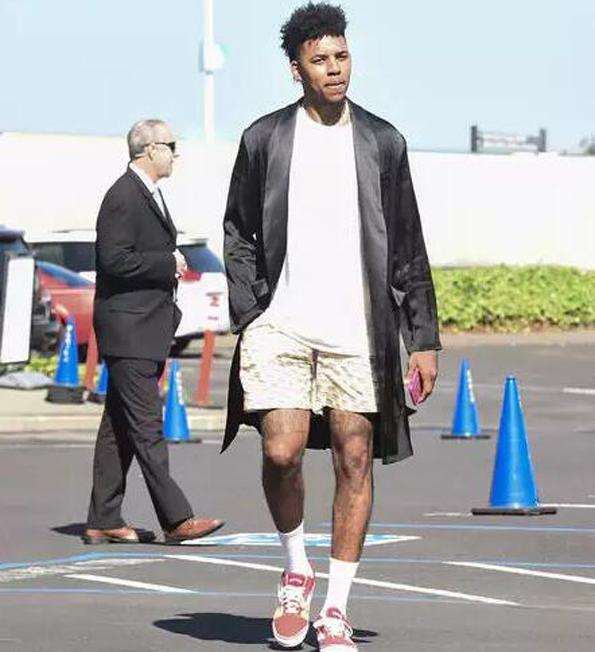 图片报：拜仁飞机因慕尼黑大雾无法起飞，只能去奥格斯堡乘机（图片报：慕尼黑大雾致拜仁无法起飞，转赴奥格斯堡登机）